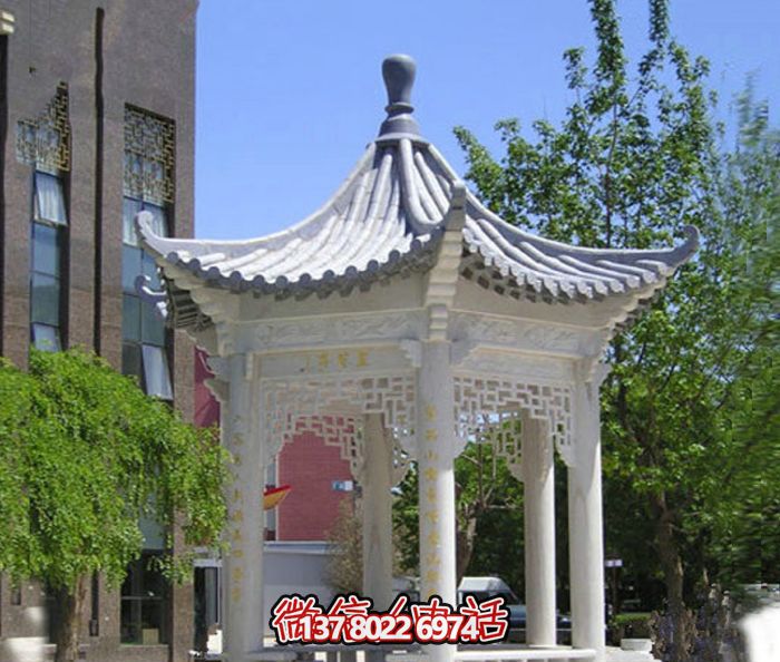 精美漢白玉鏤空涼亭，為校園休息區提供清涼休息空間