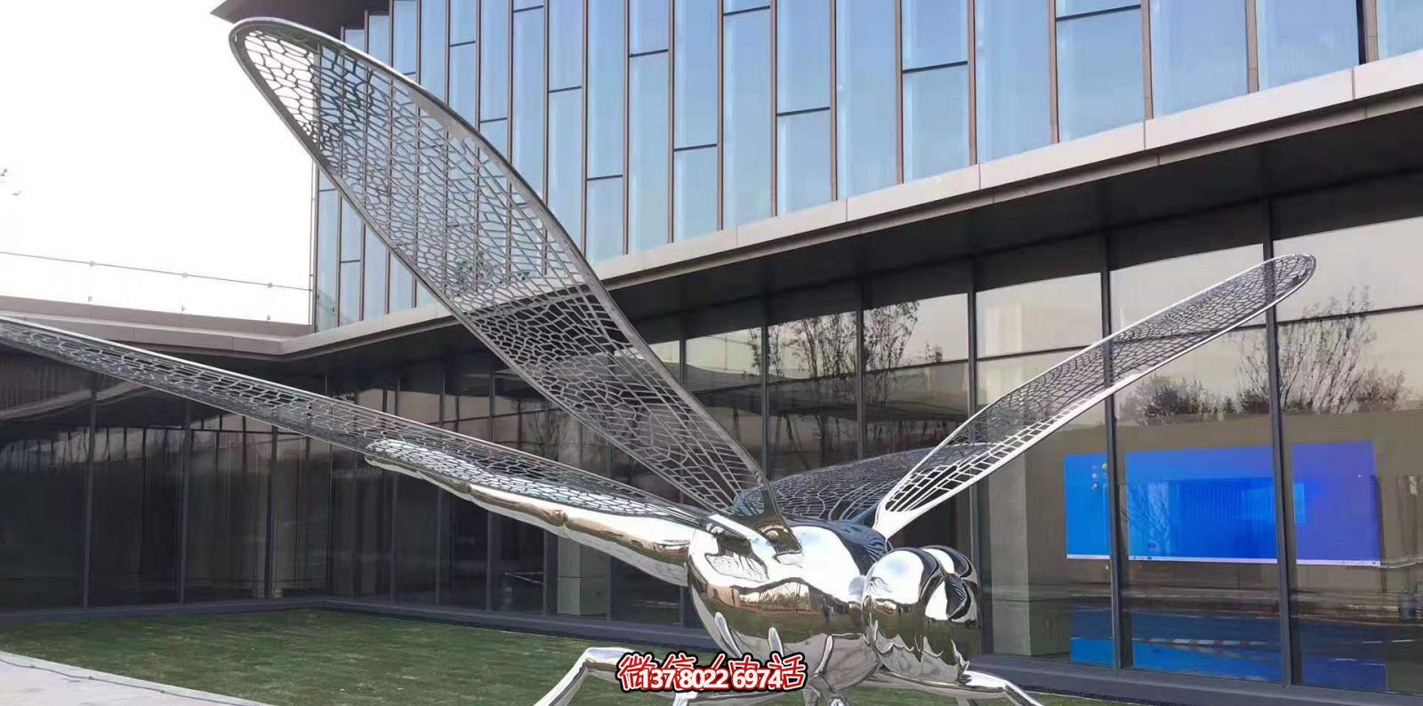 不銹鋼蜻蜓雕塑，鏡面反射大學(xué)花園抽象風(fēng)格