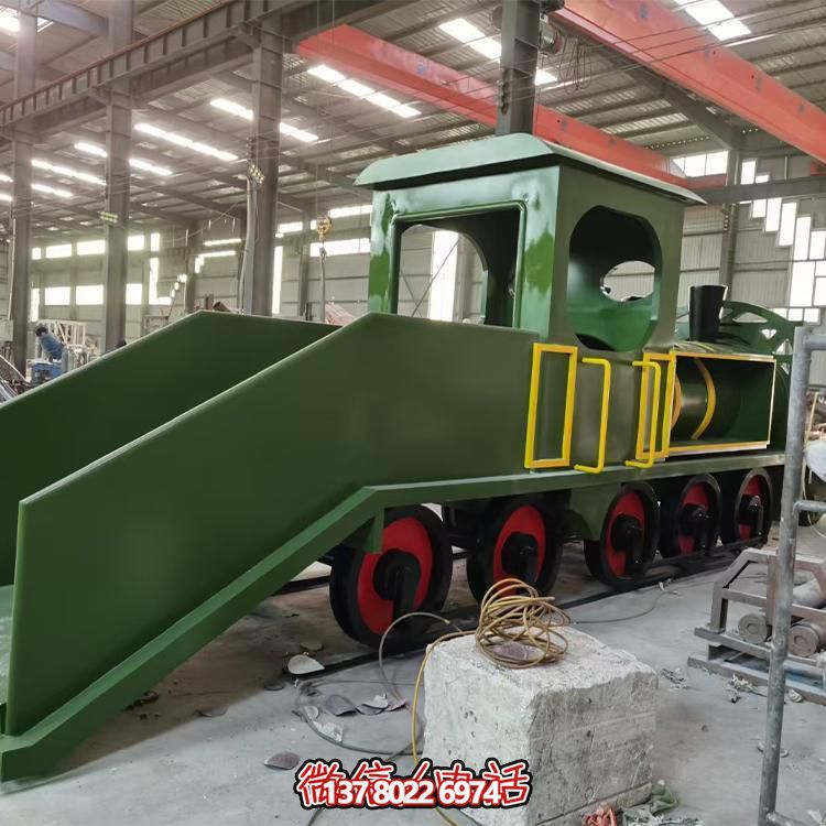 精致不銹鋼車頭雕塑，給游樂園增添時尚色彩