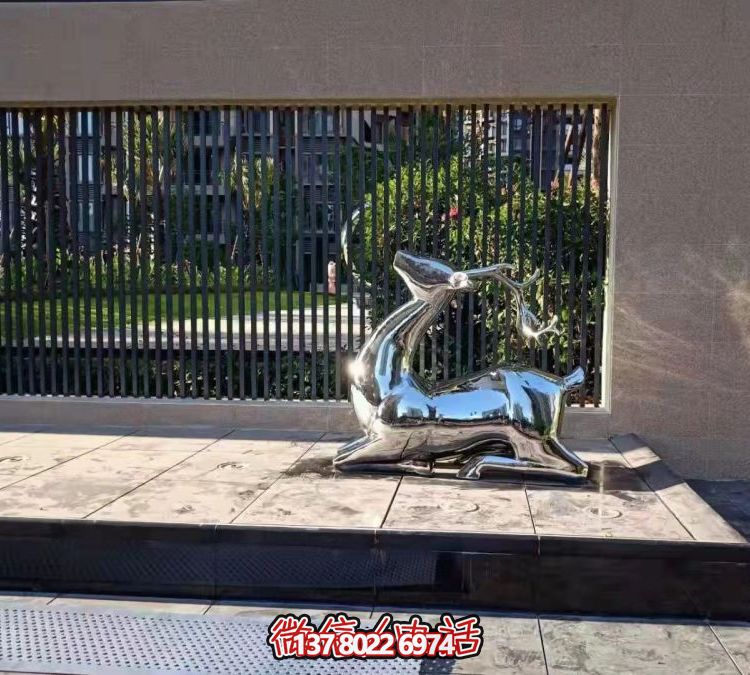 抬頭跪地鹿雕塑，地產(chǎn)售樓部鏡面不銹鋼鹿動物擺件